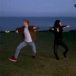 Ed Sheeran et Courteney Cox recréent la danse iconique de «Friends»